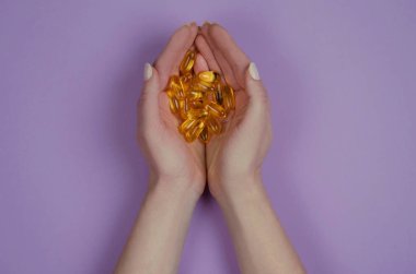 Tablet mor zemin üzerine sarı balık yağı. Vitaminler