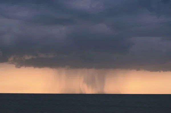 Prachtige Zonsondergang Boven Zee Regenwolken Aan Horizon Opruiming — Stockfoto