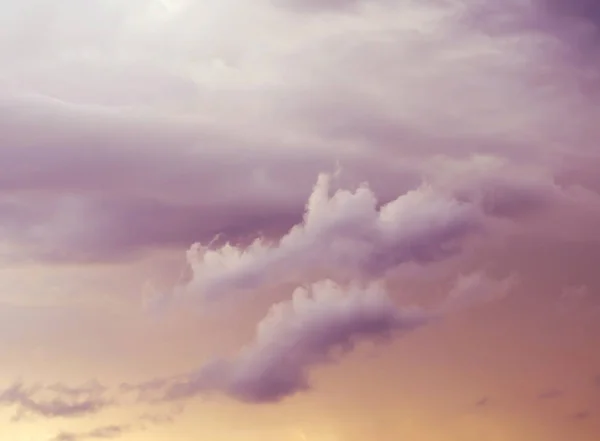 Renklendirme pembe. Cumulus bulutları ile güzel sihirli gökyüzü.