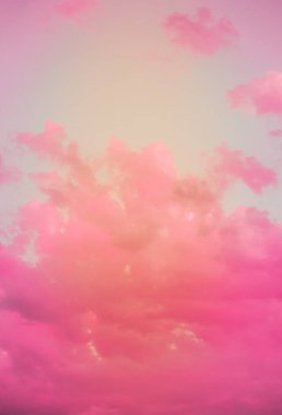 Yaratıcı arka plan, pembe, vanilya bulutlar. Muhteşem büyülü gökyüzü.