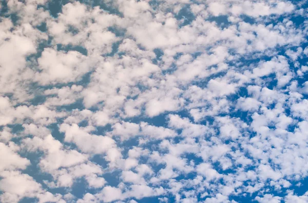 Cumulus bulutları ile fantastik mavi gökyüzü. arka plan