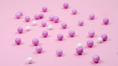 Pembe ve beyaz küçük toplar soyut pembe yüzeyinde dağılmış
