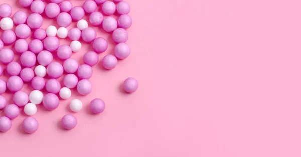 Pembe ve beyaz küçük toplar soyut pembe yüzeyinde dağılmış