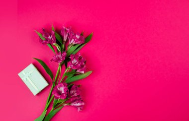 Kutlama buket pembe bir arka plan üzerinde kırmızı çiçek. Kartpostal