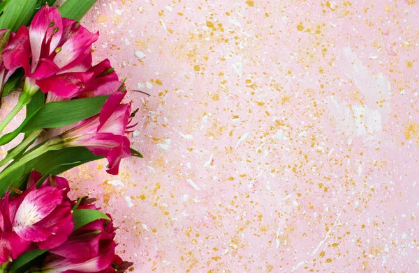 Kutlama buket pembe bir arka plan üzerinde kırmızı çiçek. Kartpostal