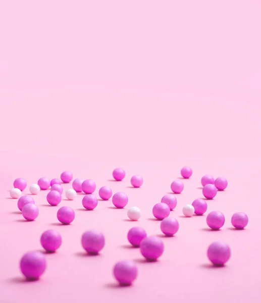 Pembe ve beyaz küçük toplar soyut pembe yüzeyinde dağılmış