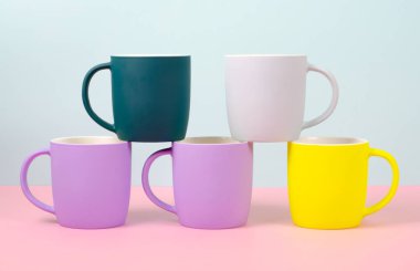 Pastel sağlam bir arka plan üzerinde parlak yeni bardak.