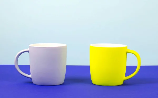 Pastel sağlam bir arka plan üzerinde parlak yeni bardak.