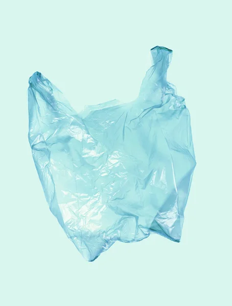 Светло-синий пластиковый пакет на синем фоне . — стоковое фото