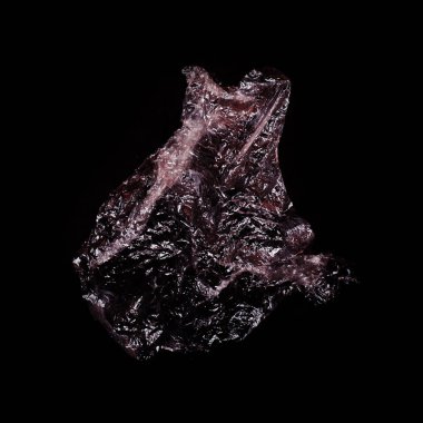 Siyah arka plan üzerinde şeffaf parlak plastik torba.
