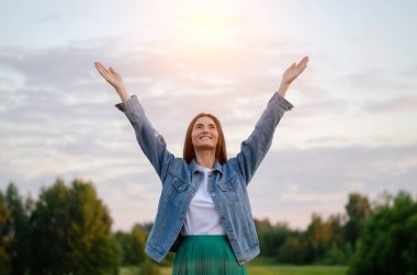 Neşeli kız kollarını kaldırdı. Uzun saçlı Avrupa görünümlü kız.