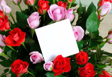 Kayıt için bir yaprak ile gül buketi. Yazınız için boş alan.