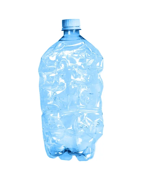 Beyaz arka planda büyük, berrak bir şişe. Mavi kapaklı şişe. Plastik atıklar. Çevre sorunu.