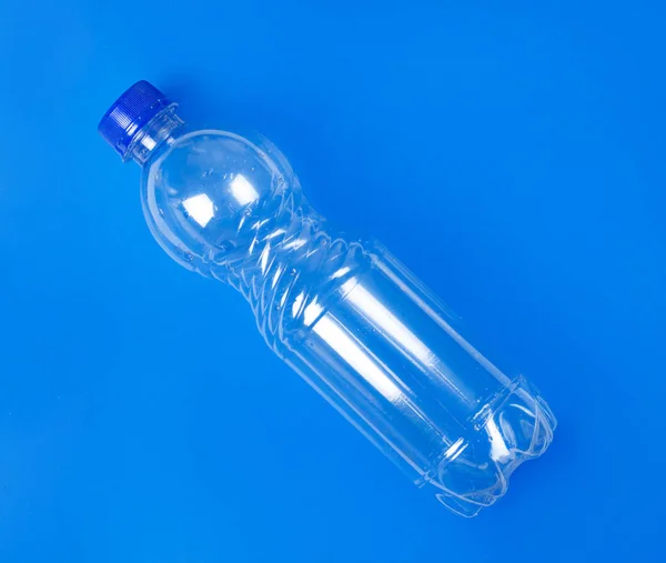 Frascos de plástico sobre fondo azul. Deslumbramiento en botellas —  Fotos de Stock