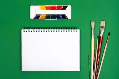 Çizim için boya ve fırçalı beyaz defter. Yaratıcılık konusunda fotoğraf.