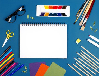 Yazmak veya çizmek için Beyaz Not Defteri. Okula geri dön.