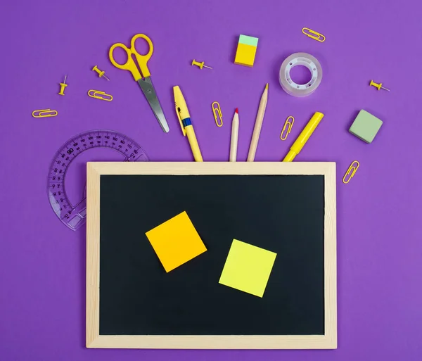 Chalk Black Board. Papelaria. Fundo roxo. Material escolar — Fotografia de Stock