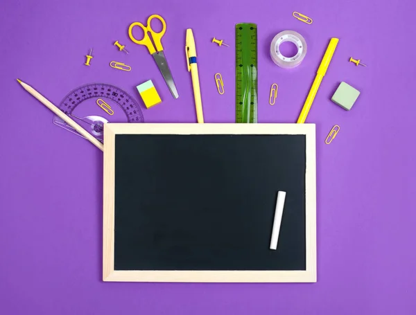 Chalk Black Board. Papelaria. Fundo roxo. Material escolar — Fotografia de Stock