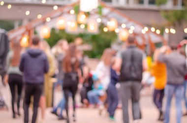 Bulanık arka plan. Işık-fenerler ile sokakta bulanık arka plan. Sokak festivali.