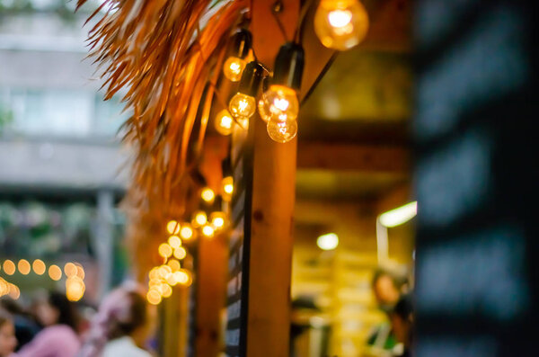 Фото с фестиваля. Праздничная атмосфера. Ретро лампочки висят на улице
.