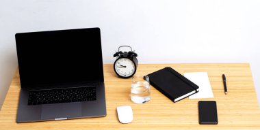 Masası. Evde iş yeri. Ahşap masanın üzerinde bir bardak su var.