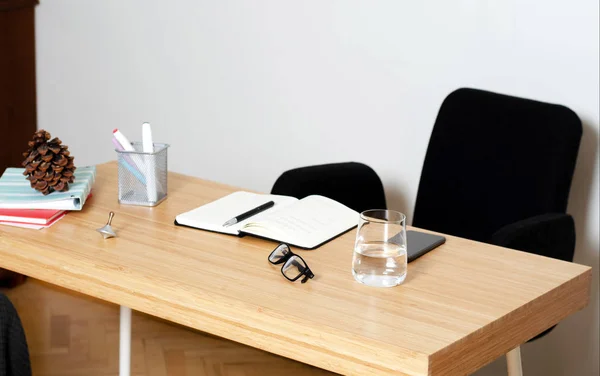 Espacio de trabajo. Mesa de madera. Cuaderno sobre la mesa . —  Fotos de Stock