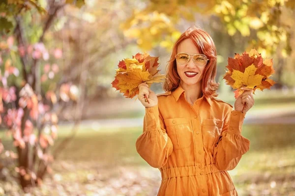 Světlá dívka s měděnými vlasy. Krásná podzimní příroda. — Stock fotografie