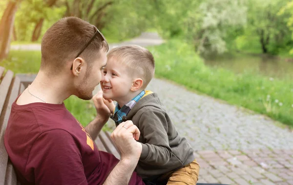 Papà e figlio a fare una passeggiata con papà . — Foto Stock