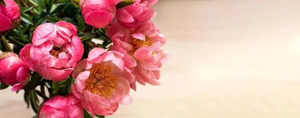 Ταχυδρομική Κάρτα Λουλούδια Πλούσιες Ροζ Παιώνιες Φωτεινό Πράσινο Φόντο Τοποθετήστε — Φωτογραφία Αρχείου