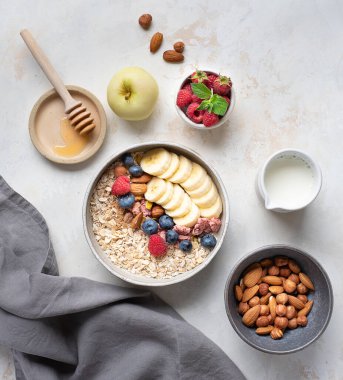 Sağlıklı beslenme. Yulaf ezmesi. Yulaf lapası malzemeleri. Sağlıklı bir kahvaltı. Lezzetli yaz meyveleri. Faydalı fındık.