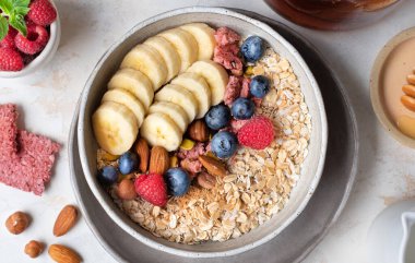 Sağlıklı beslenme. Yulaf ezmesi. Yulaf lapası malzemeleri. Sağlıklı bir kahvaltı. Lezzetli yaz meyveleri. Faydalı fındık.
