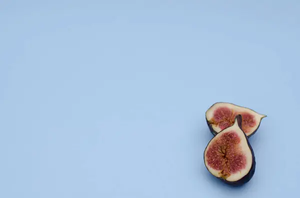 Higos Cortados Rodajas Sobre Fondo Azul Foto Muestra Perfectamente Todos — Foto de Stock