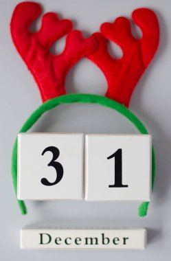 Yeni yıl tarihi ile 31 Aralık takvimdir ve zarif boynuzları bir geyik.