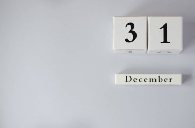 Yeni yıl tarihi ile 31 Aralık takvimdir. Açık gri arka plan olduğunu.