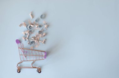 Yeni yıl'ın alışveriş. Alışveriş sepeti ile mavi bir arka plan üzerinde gümüş konfeti ..
