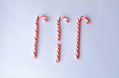 Bir kırık ve iki bütün karamel köpekler.