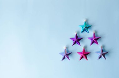 Bir Noel ağacı şeklinde çok metalik yıldız.