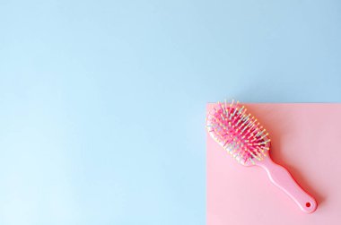 Pembe-mavi arka plan üzerinde pembe saç fırçası.