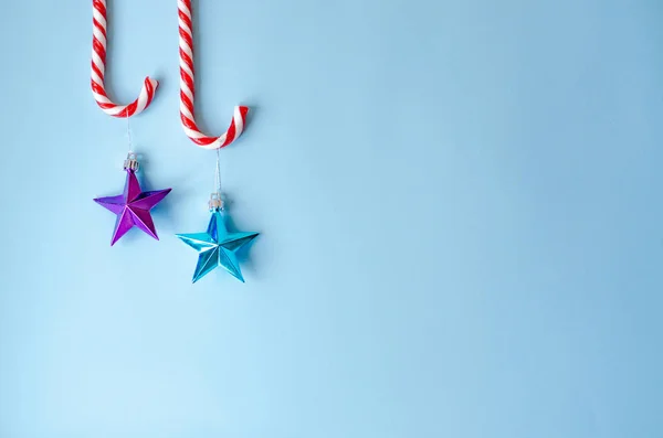 Dva candy hole s hračkami na vánoční stromeček. — Stock fotografie
