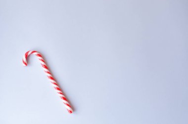 Gri bir arka plan üzerine karamel kamışı.