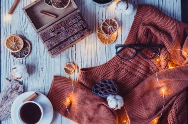 Ev dekorasyonu ve garland ışıkları ile rahat kış düz yatıyordu.