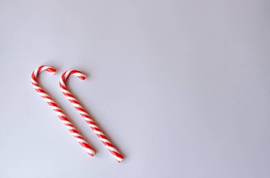 Gri bir arka plan üzerinde iki baston şekerler.