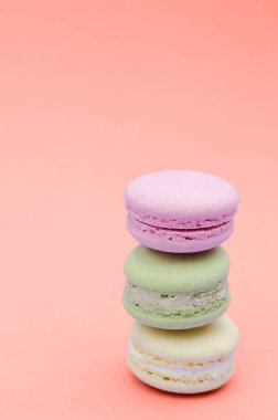 2019 yılının arka planına karşı üç farklı renkte makarna, Panton Enstitüsü 'nün rengi..