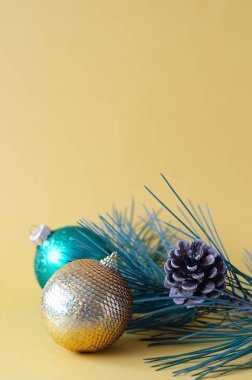 Kırmızı ve mavi, bir çam kozalağı ve bir Noel ağacı bir delikanlı bir top şeklinde iki oyuncaklar.