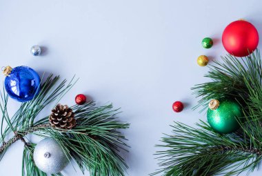 Noel fletley top şeklinde ve gri bir arka plan bir Noel ağacına twigs çok renkli oyuncaklar.