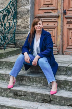 Güzel kız modeli artı boyutu sokak stili tarzında.