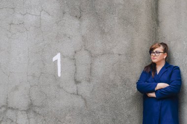 Güzel kız modeli artı boyutu sokak stili tarzında.