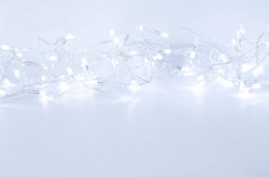 Bulanık açık renkli ışıklar garland ile. Mutlu yeni yıl ve mutlu Noeller tebrik kartları için mükemmel.