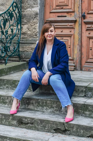 Güzel kız modeli artı boyutu sokak stili tarzında.