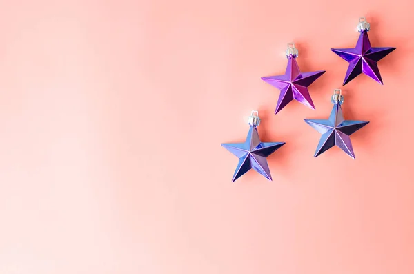 Muitas estrelas de metal em um fundo azul . — Fotografia de Stock